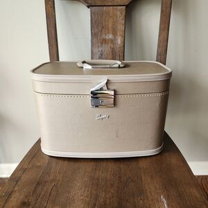 Vintage Skyway Train Case Cosmetic Case in Beige